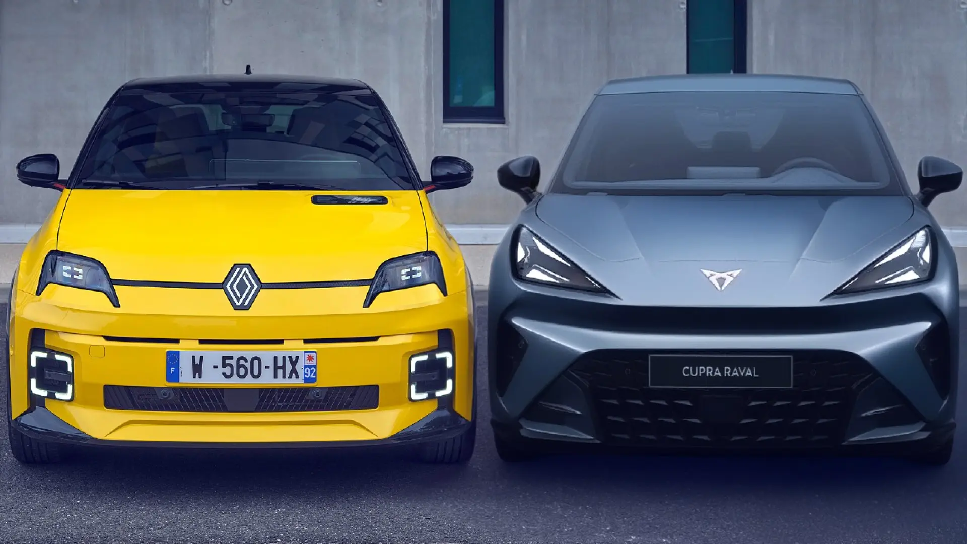 Cupra Raval et Renault 5 E-Tech, deux citadines électriques face à face sur route urbaine