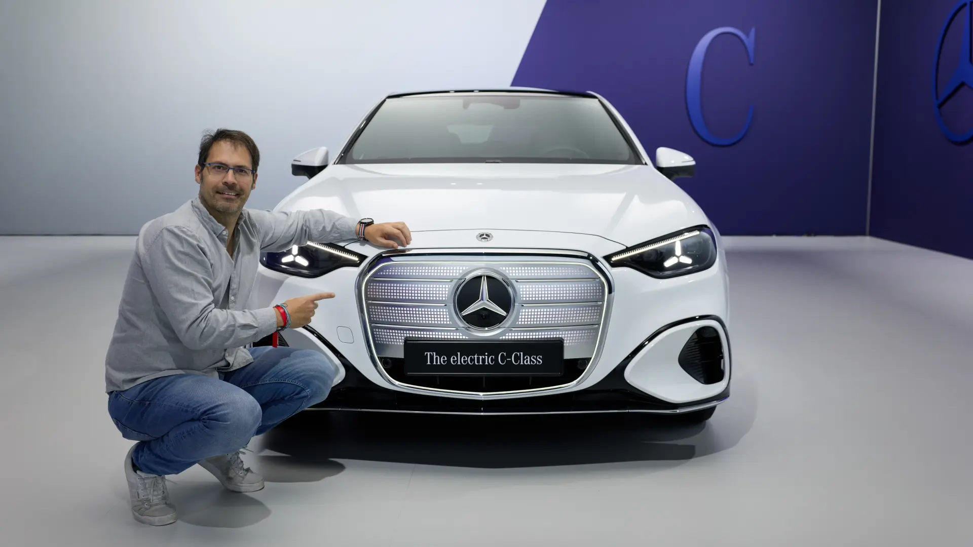 Mercedes Classe C électrique avec son écran Hyperscreen de 99 cm dans l'habitacle futuriste