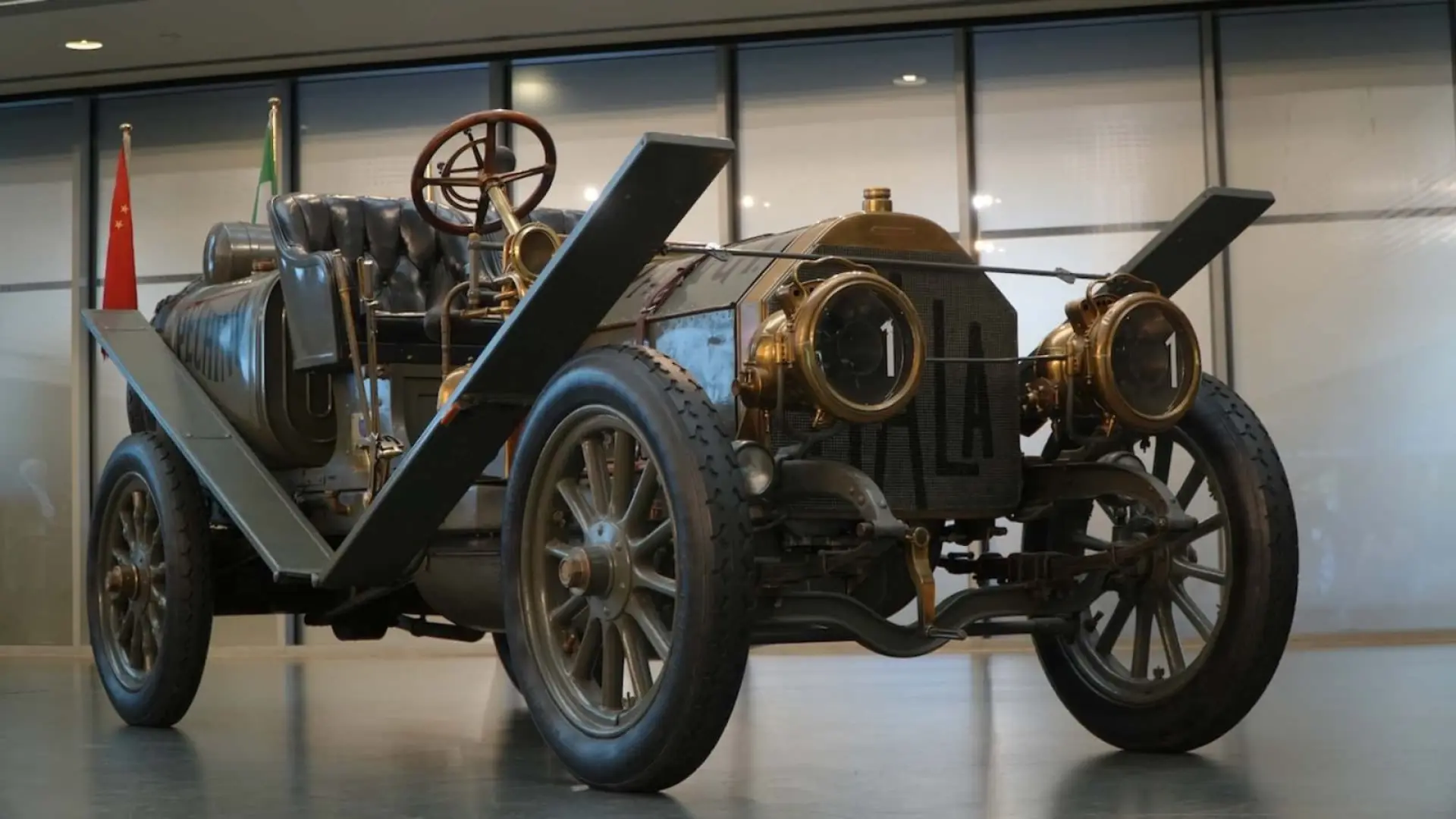 Logo et véhicule historique Itala, marque automobile italienne légendaire du raid Pékin-Paris 1907