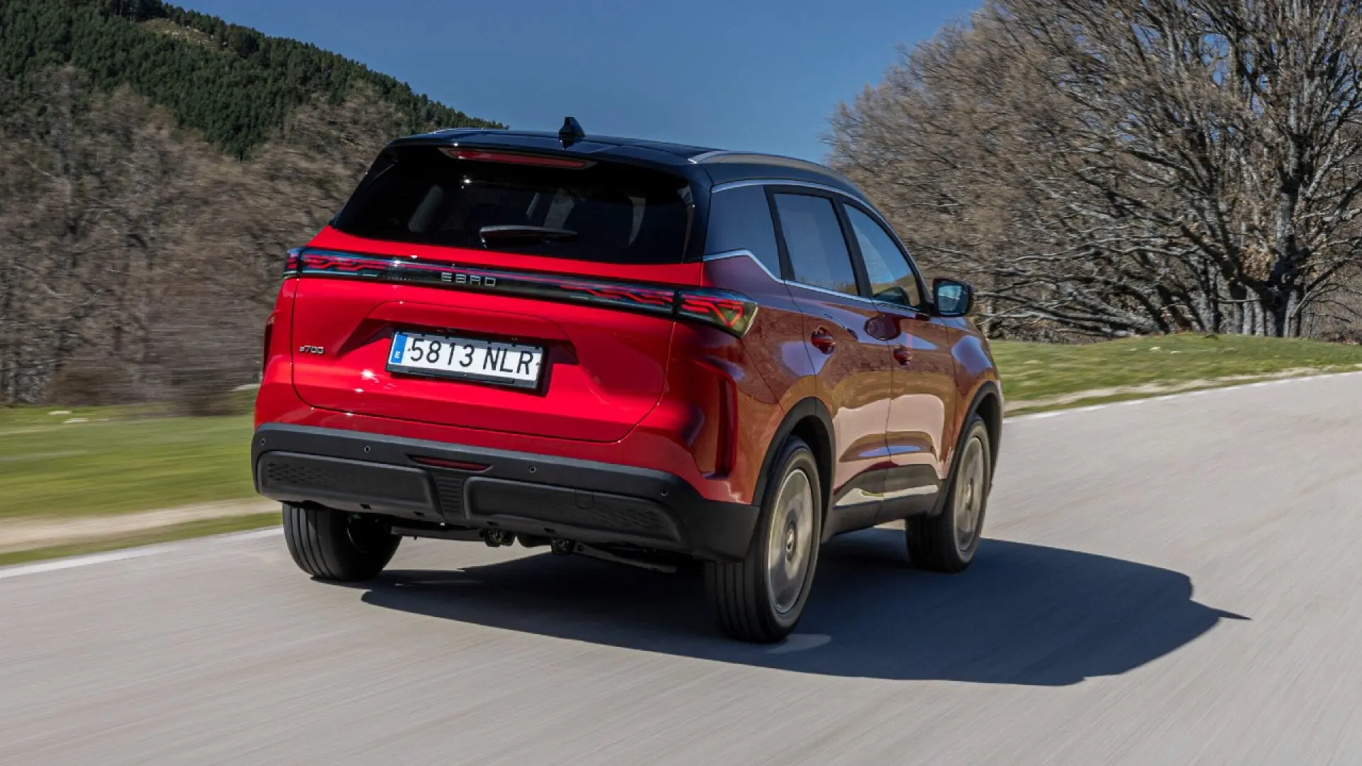 Ebro S700 HEV, SUV hybride compact gris métallisé vu de trois-quarts avant avec calandre octogonale