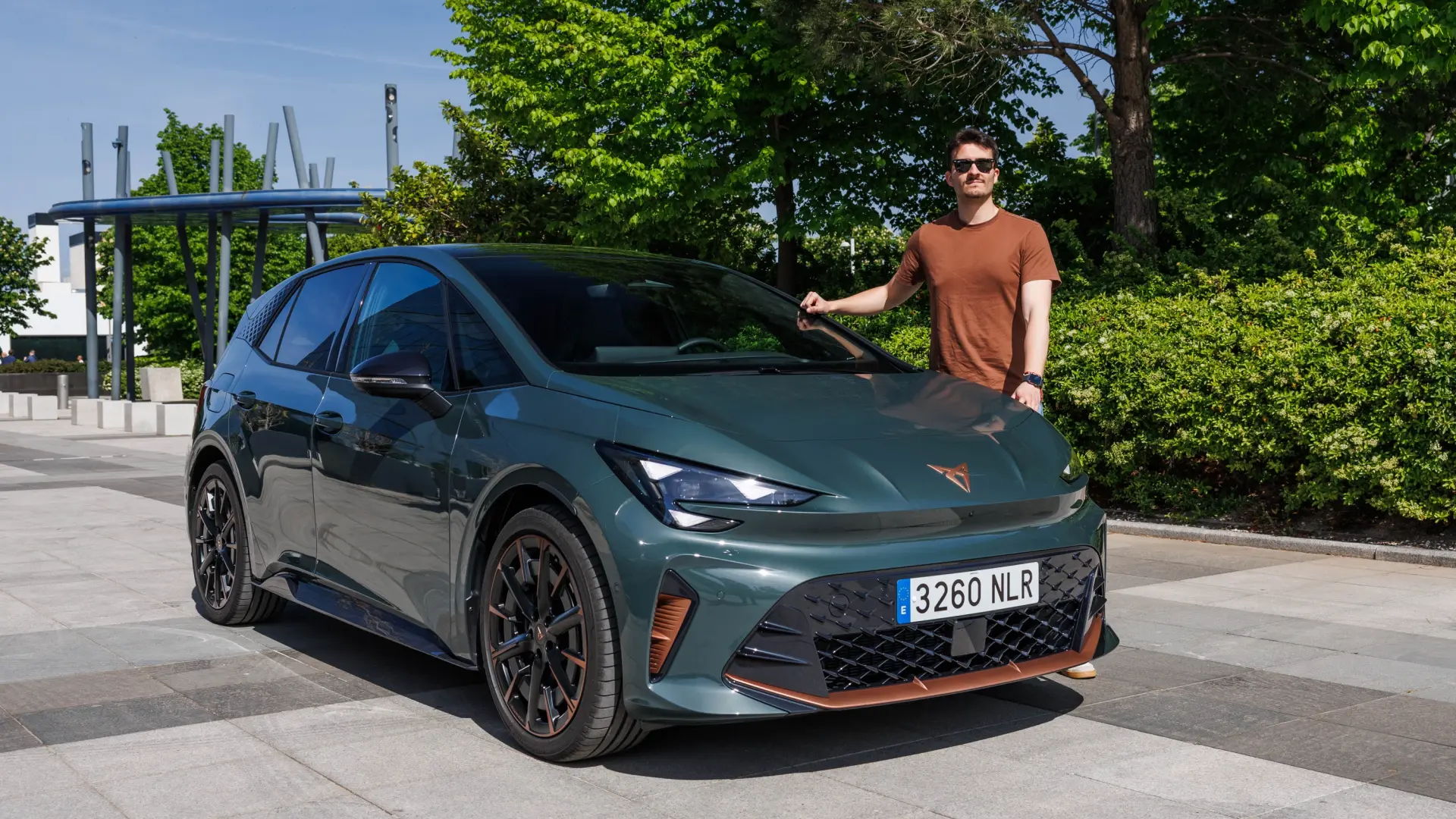 Cupra Born VZ 2026 gris métallisé de trois-quarts avant avec jantes sportives et design nez de requin