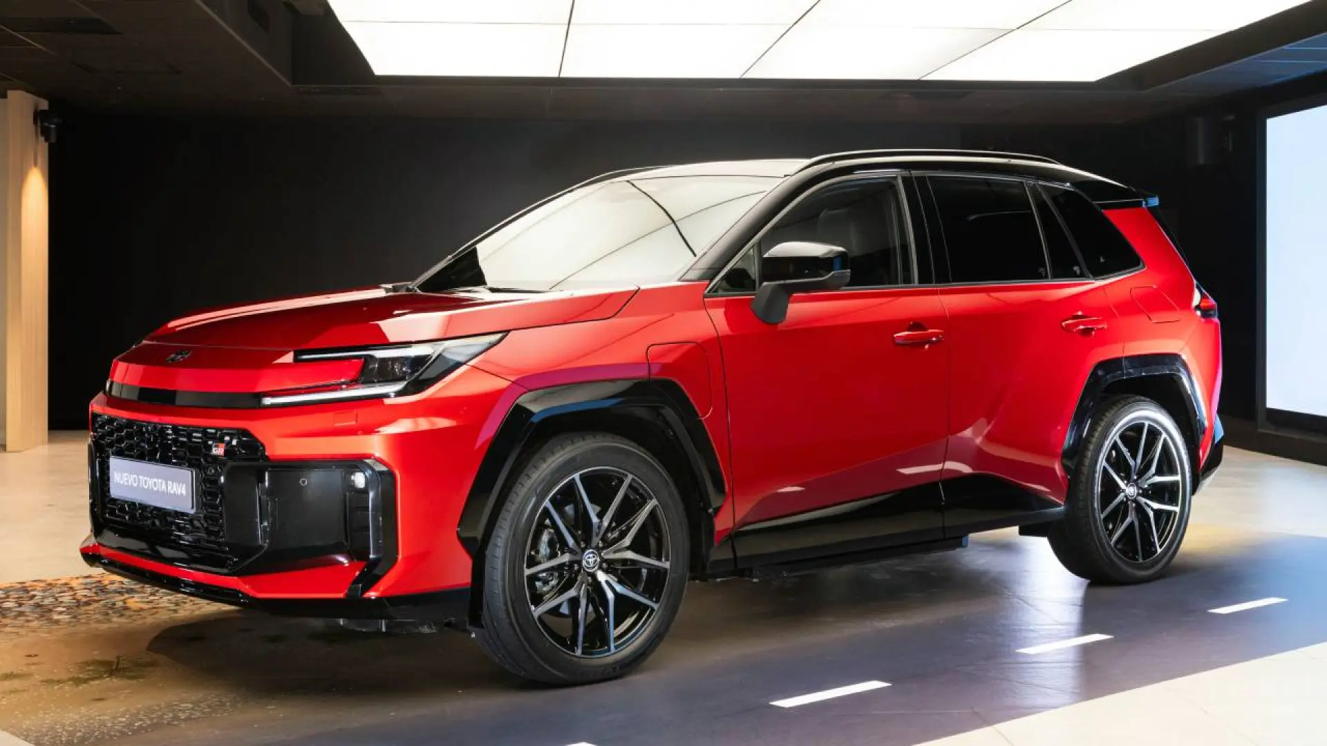 Toyota RAV4 hybride sur route, illustrant la stratégie du constructeur privilégiant l'hybride face à l'électrique