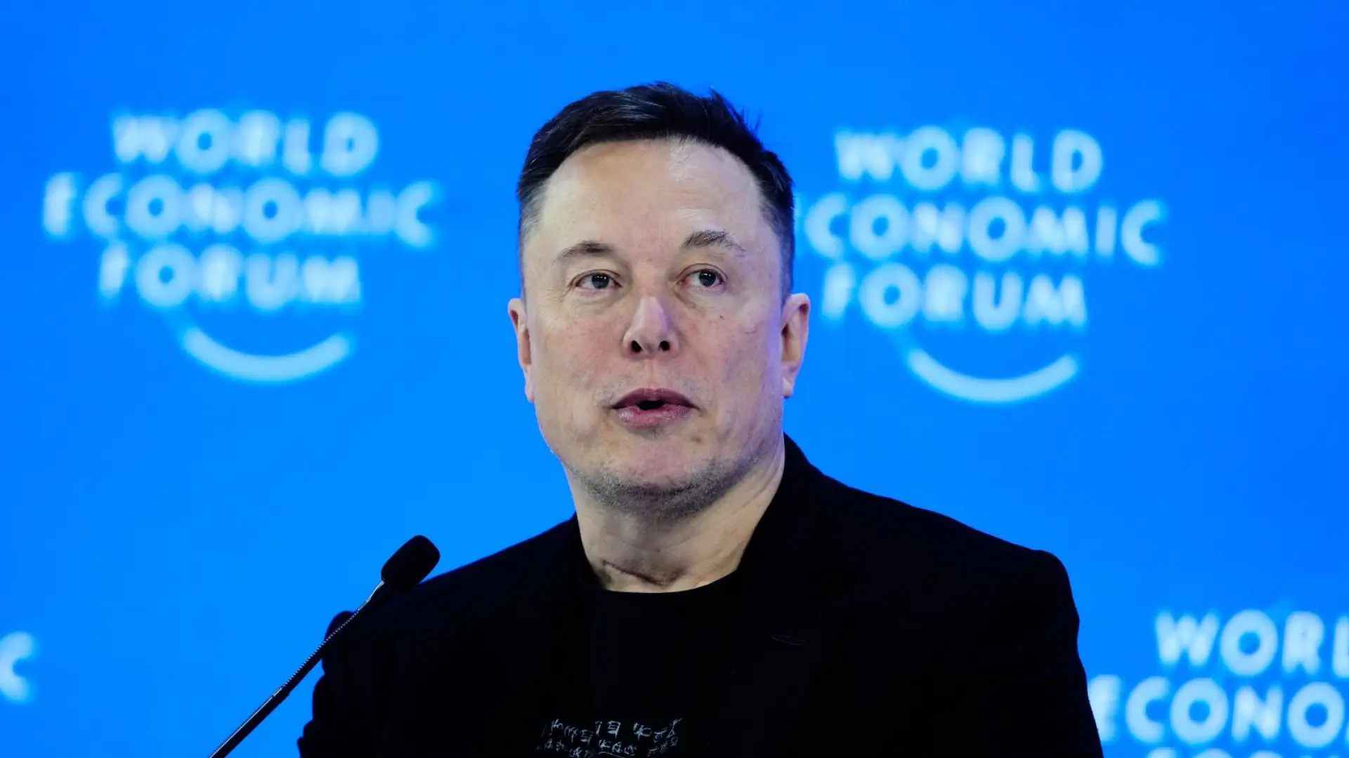 Elon Musk présentant le Tesla Roadster, dernier modèle avec volant avant l'ère tout-autonome