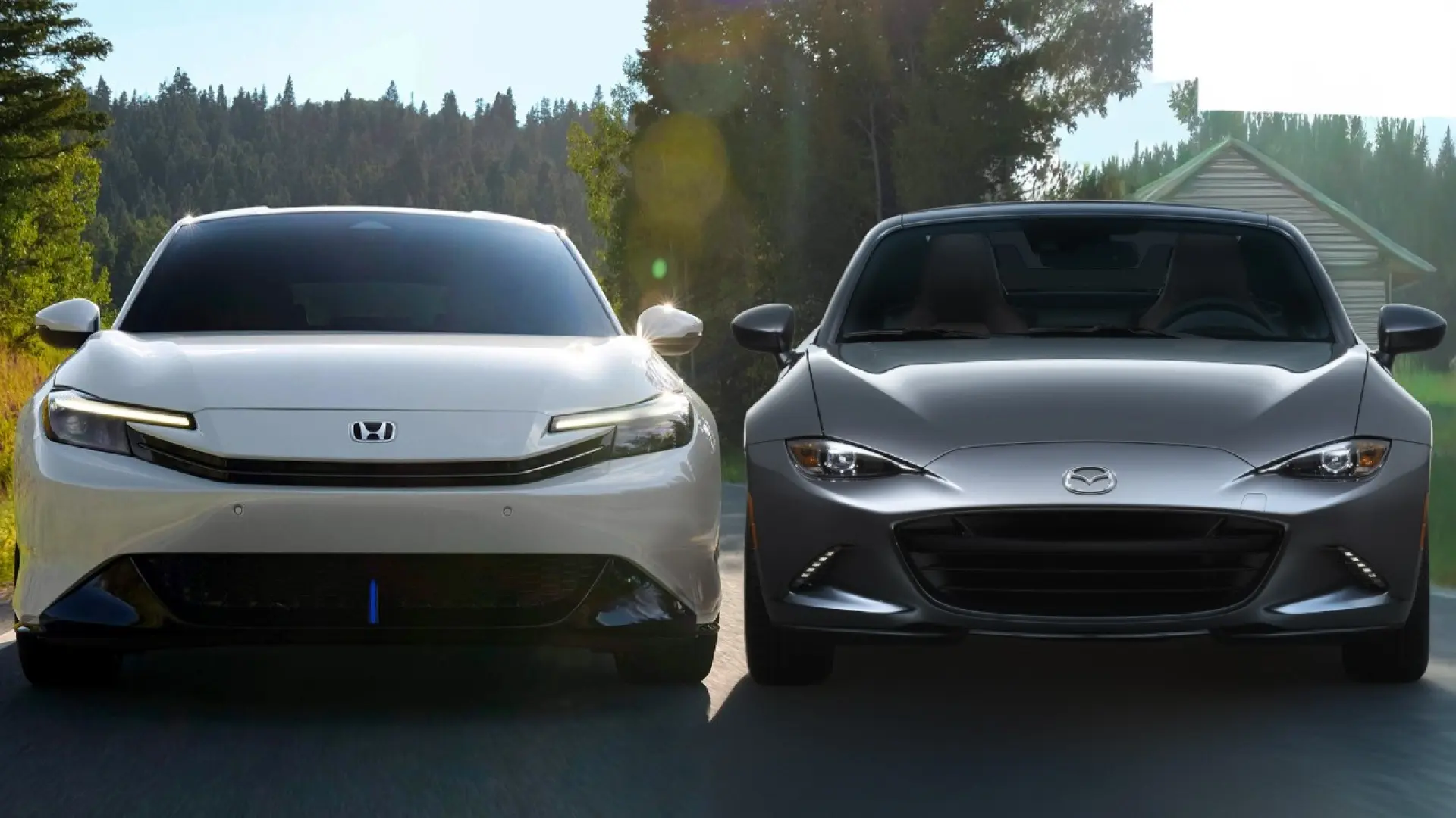 Honda Prelude hybride et Mazda MX-5 roadster essence garés côte à côte en comparaison sportive