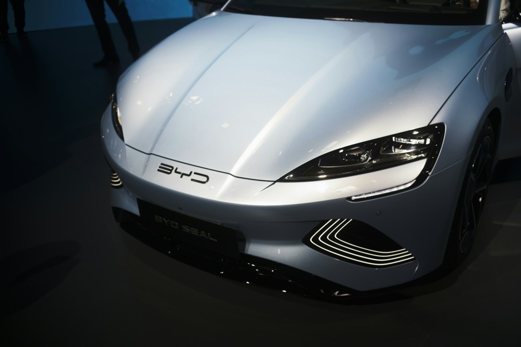 Véhicules BYD et Volkswagen équipés de l'assistant vocal IA Qwen d'Alibaba pour services connectés
