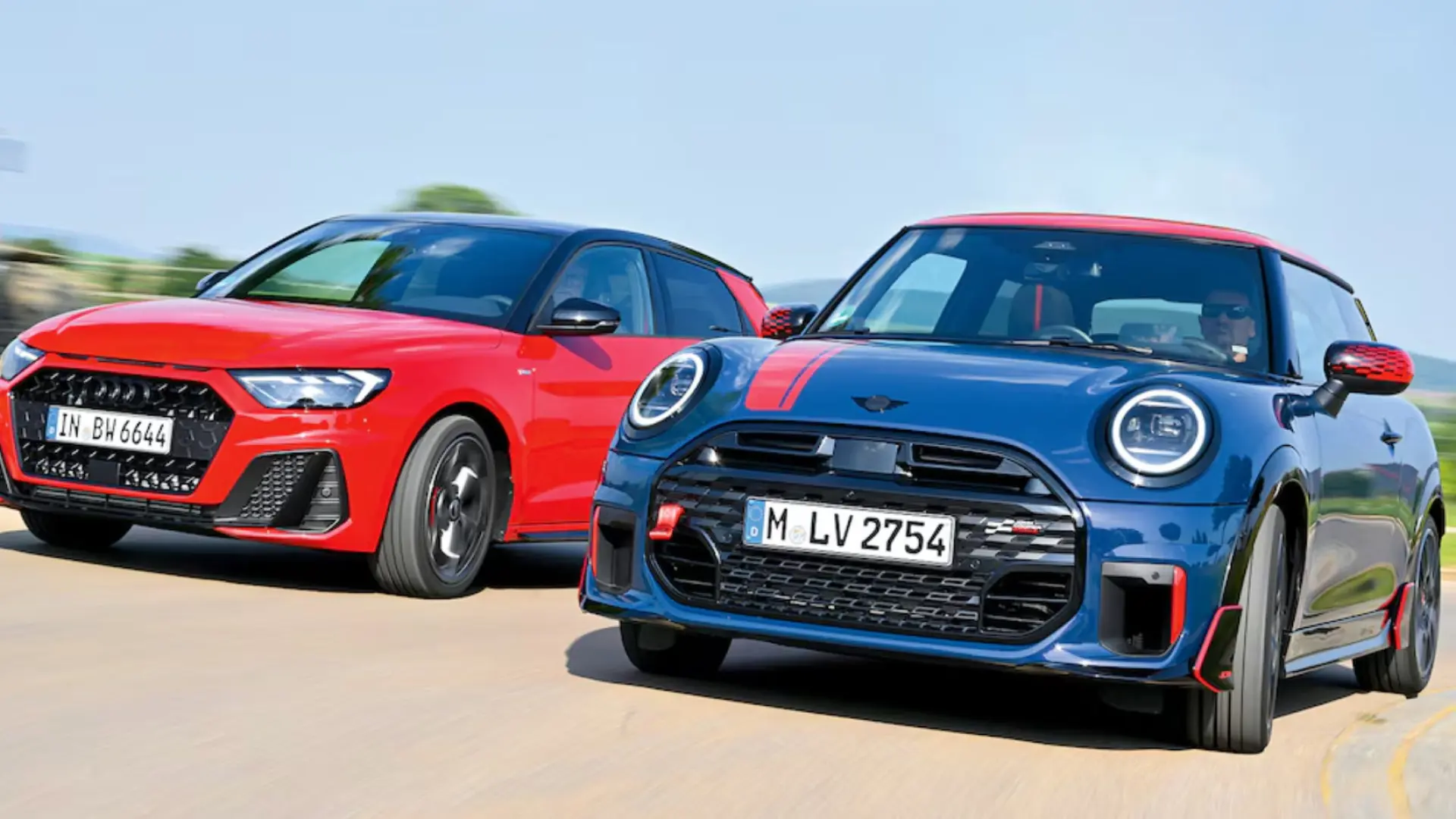 Mini JCW et Audi A1 40 TFSI côte à côte lors d'un comparatif de citadines sportives premium