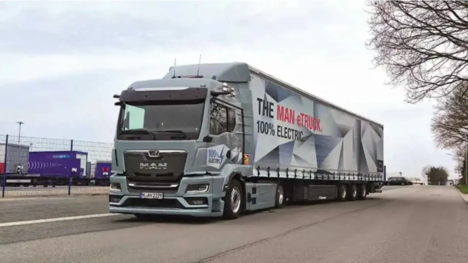 Camion électrique MAN eTGS Ultra en charge lors de son trajet Paris-Berlin de 992 kilomètres