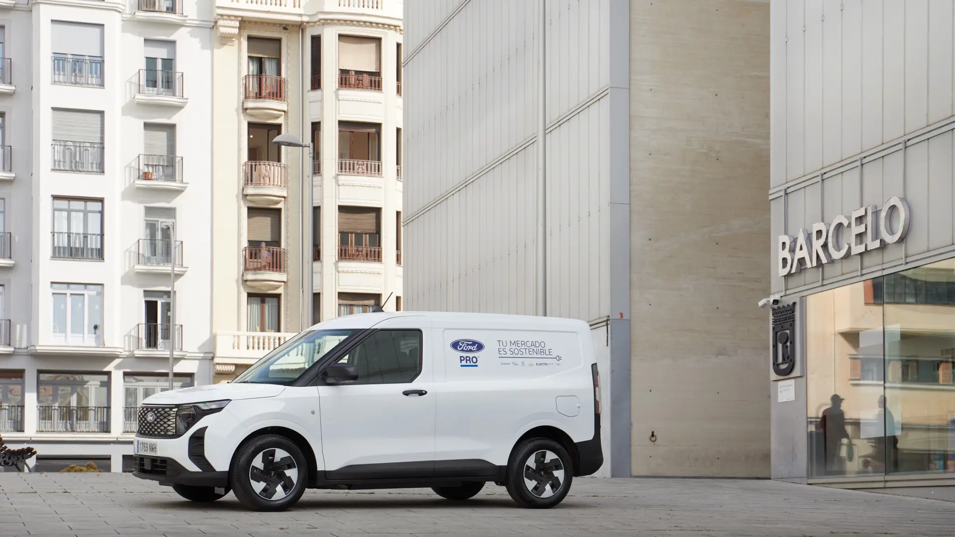 Utilitaire électrique Ford E-Transit Custom stationné devant un marché traditionnel madrilène