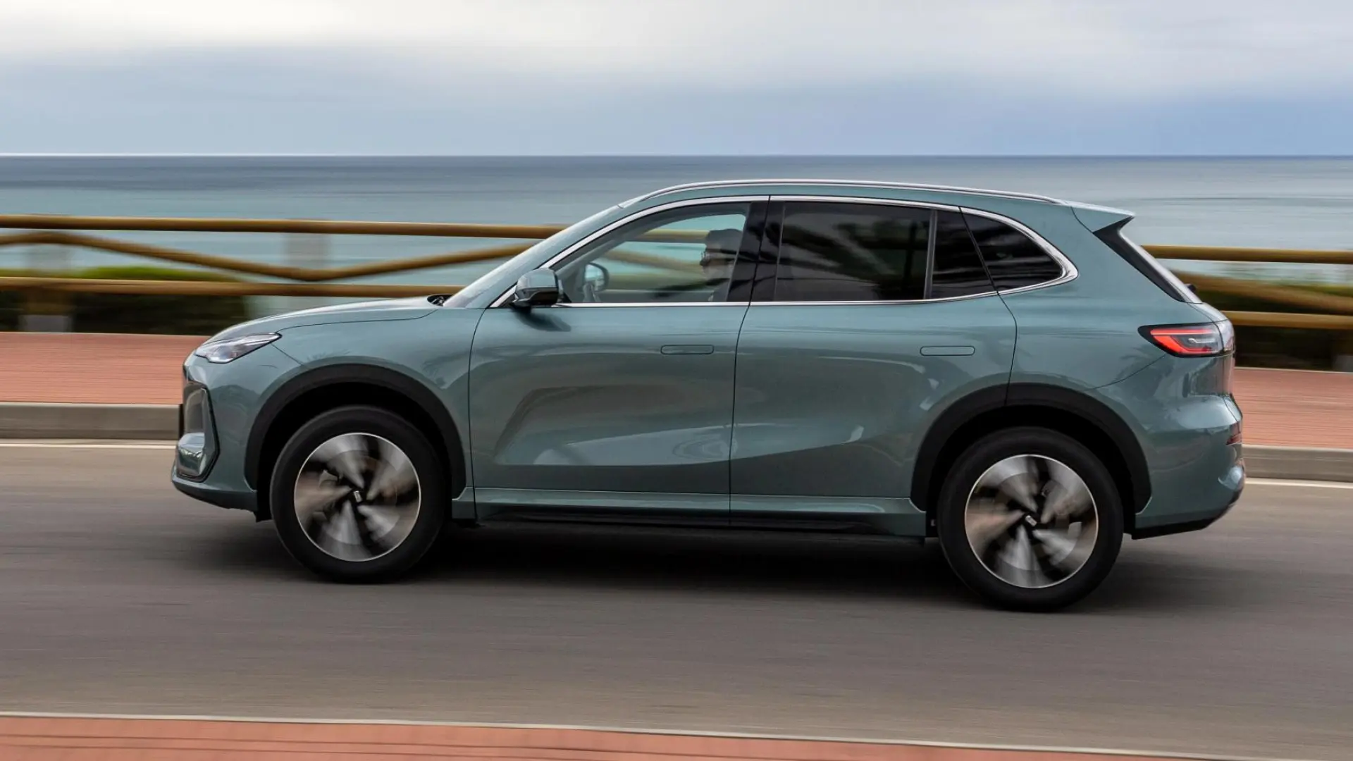 Geely E5 SUV électrique compact garé en extérieur, vue de face montrant son design moderne