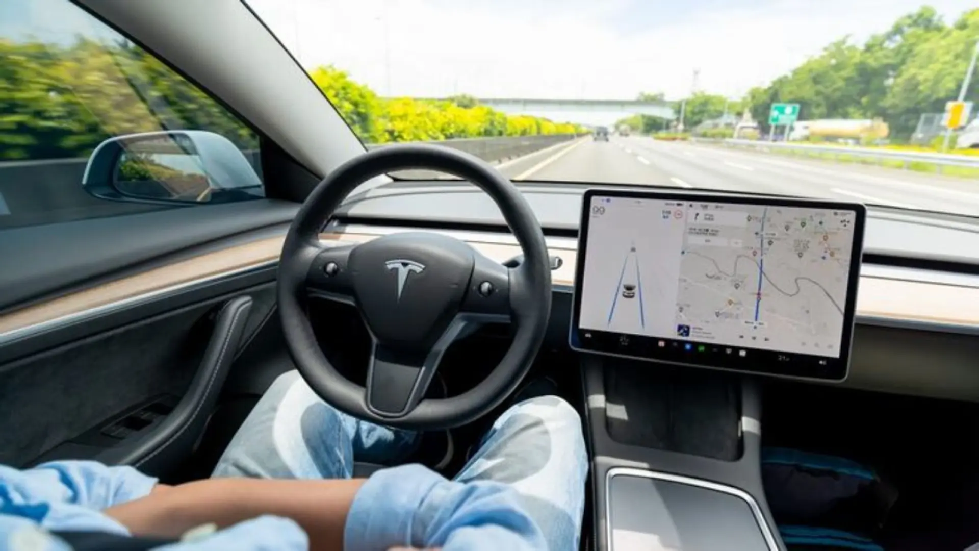 Femme endormie au volant d'une Tesla avec Autopilot activé sur l'autoroute I-75 en Floride