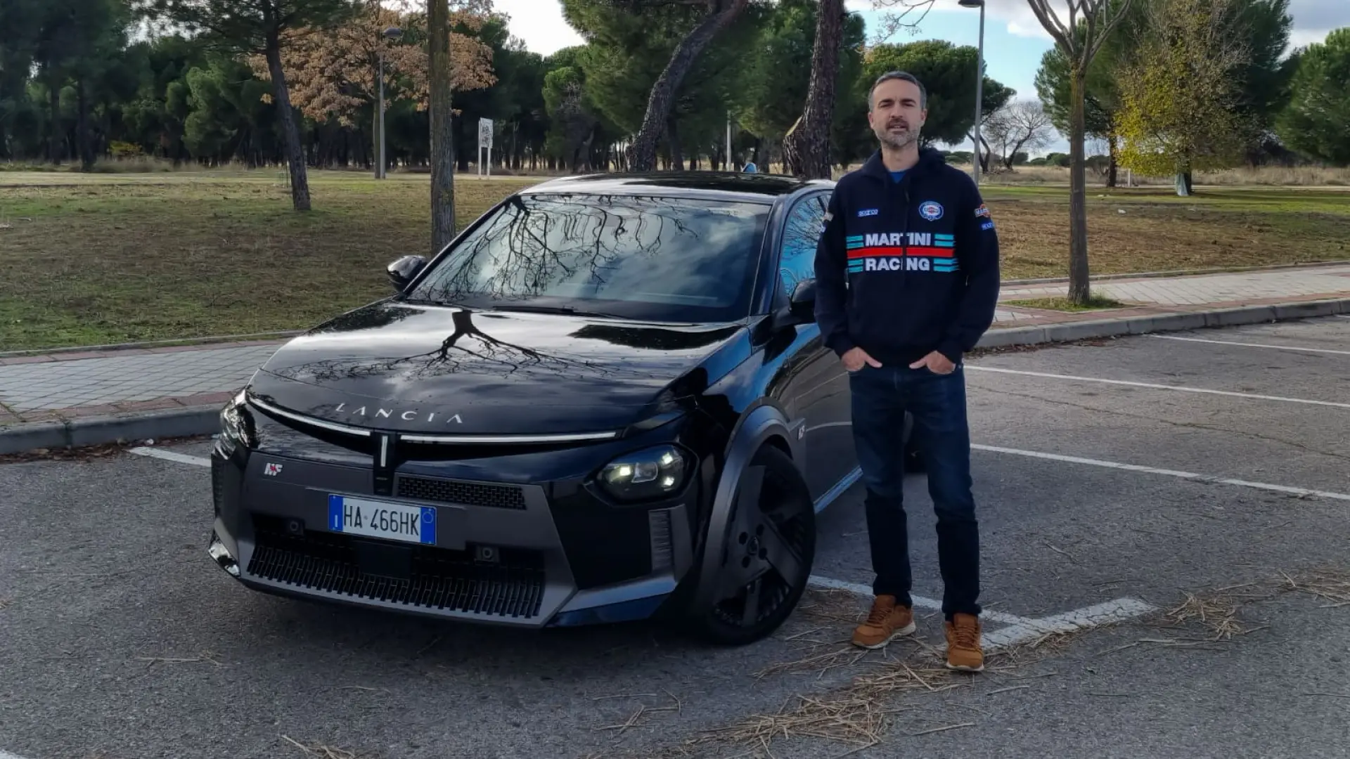 Lancia Ypsilon HF électrique de profil, citadine sportive avec jantes 18 pouces et badges HF