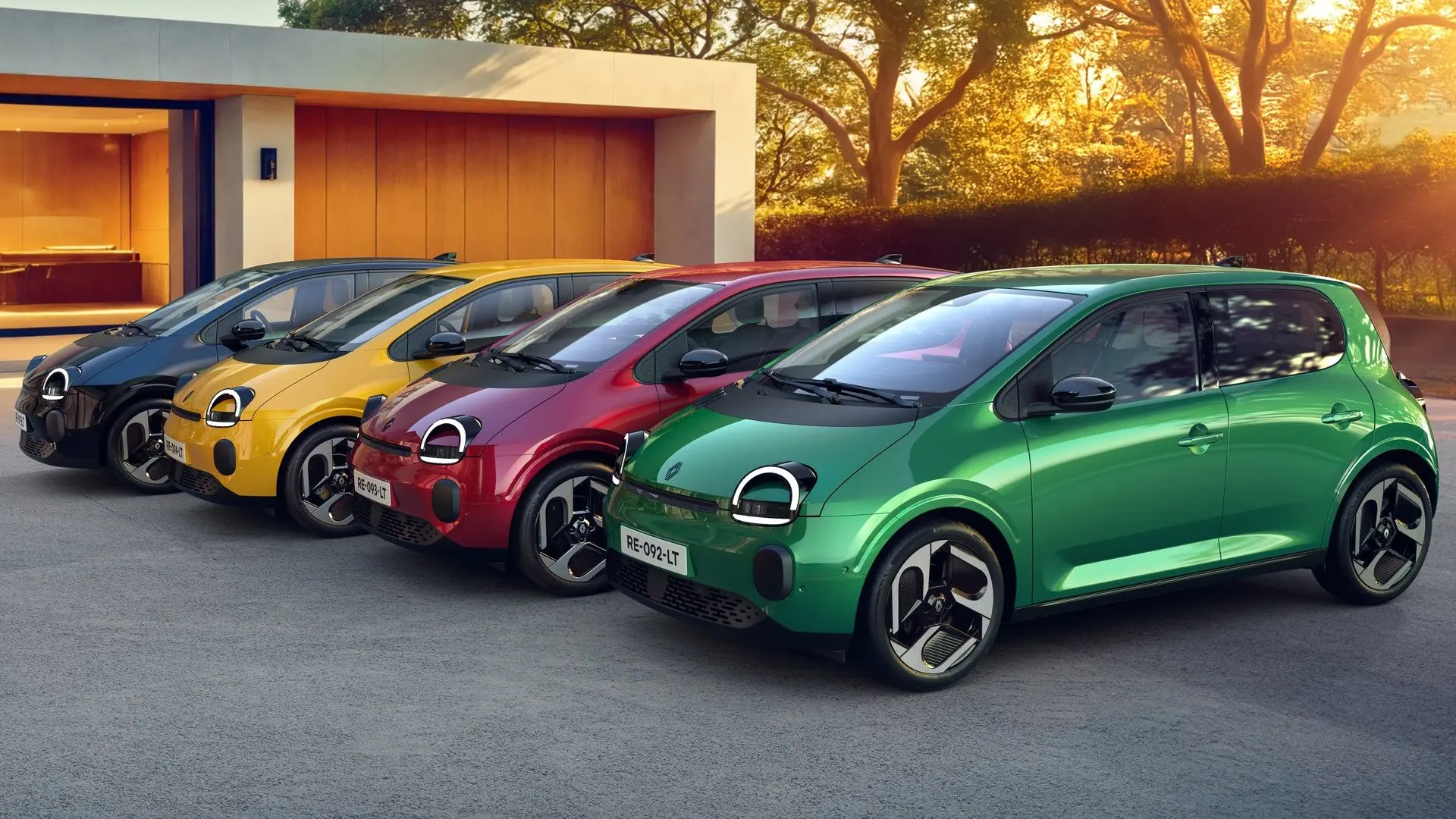 Voiture électrique moderne garée en charge, symbolisant le choix entre thermique et électrique en 2026