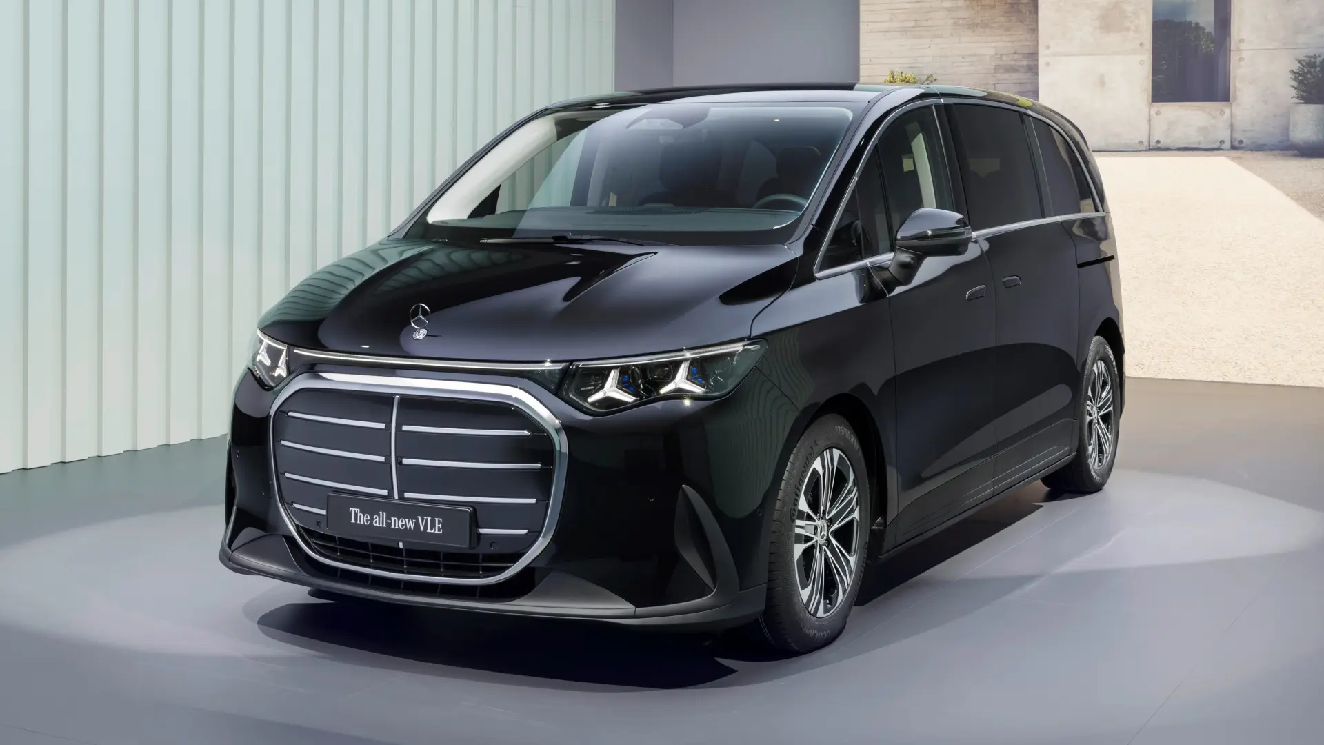 Mercedes VLE 300 monospace électrique, véhicule familial gris vu de trois-quarts avant sur fond blanc