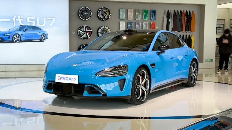 Lei Jun, PDG de Xiaomi, présentant la stratégie automobile premium de la marque lors d'une conférence