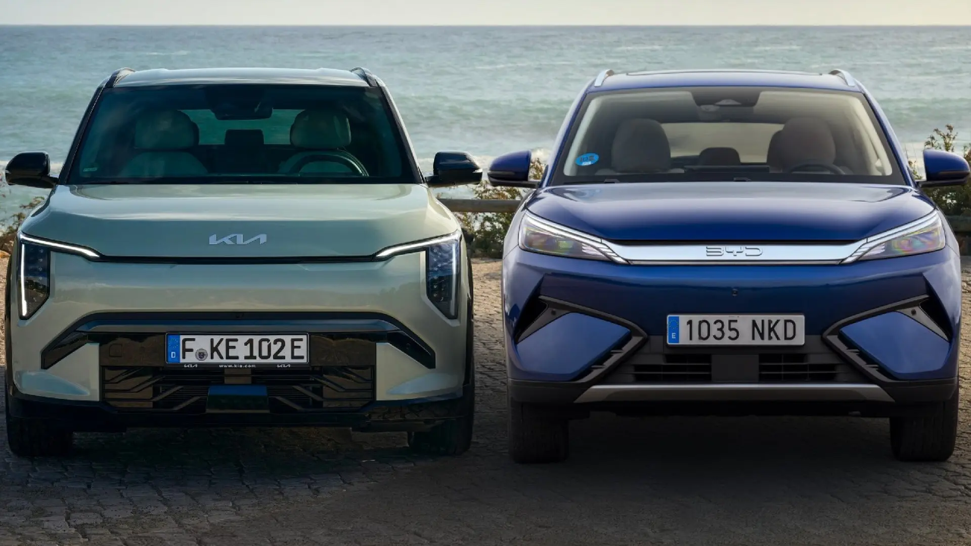 Kia EV3 et BYD Atto 3 EVO côte à côte, comparaison de deux SUV électriques compacts