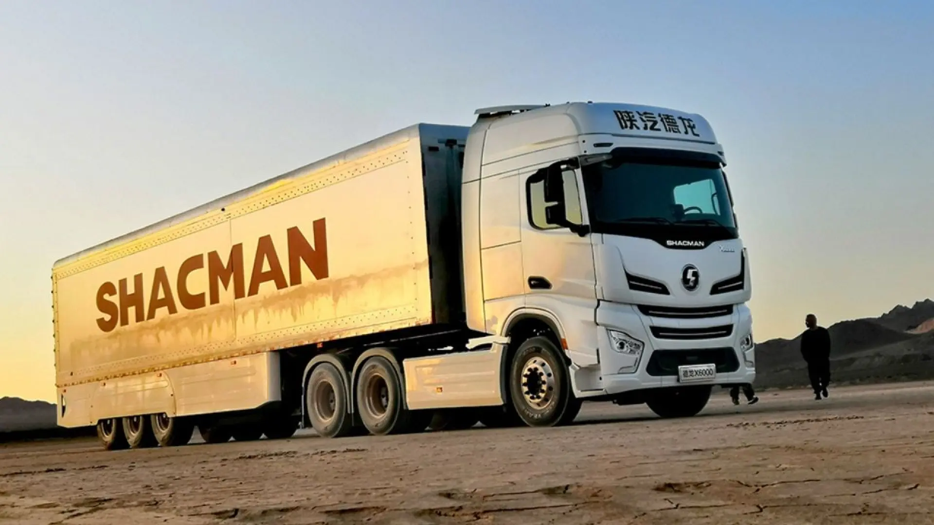Camion Shacman X6000 diesel 840 chevaux, vue de face avec sa calandre imposante et ses lignes aérodynamiques