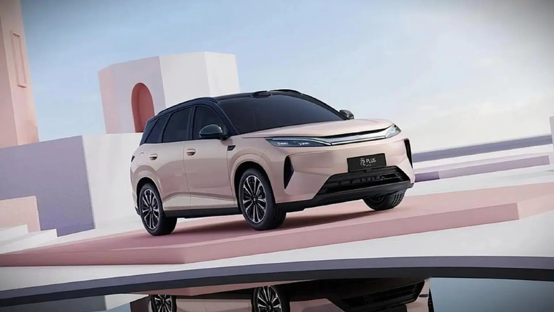 BYD Atto 3 électrique vue de trois-quarts avant, SUV compact avec nouvelle technologie de recharge rapide