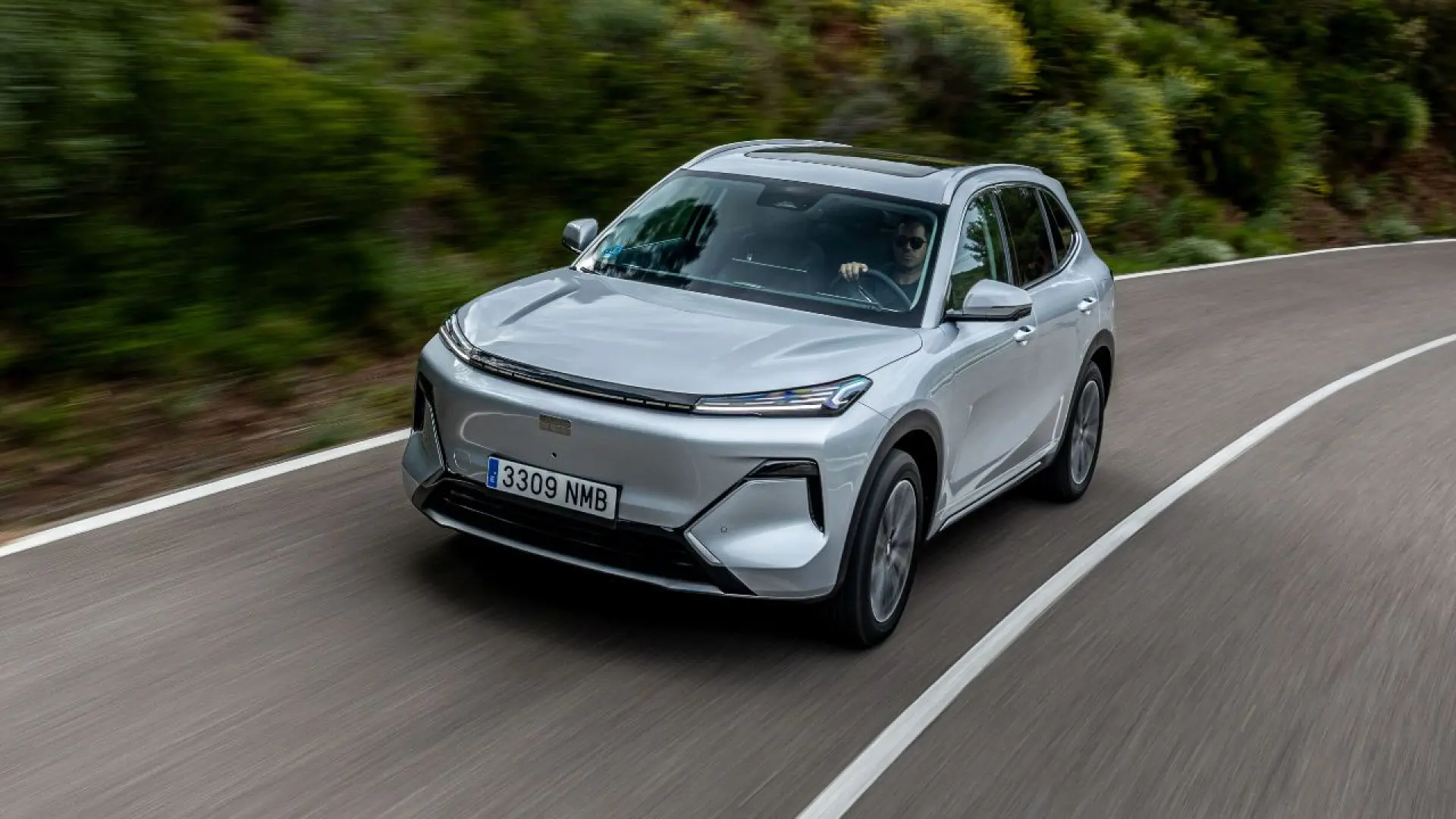 Véhicule hybride rechargeable en charge montrant son autonomie électrique de plus de 100 km