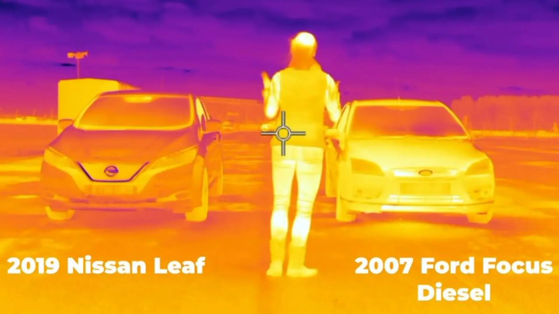 Comparaison caméra thermique moteur diesel en rouge vif versus véhicule électrique froid