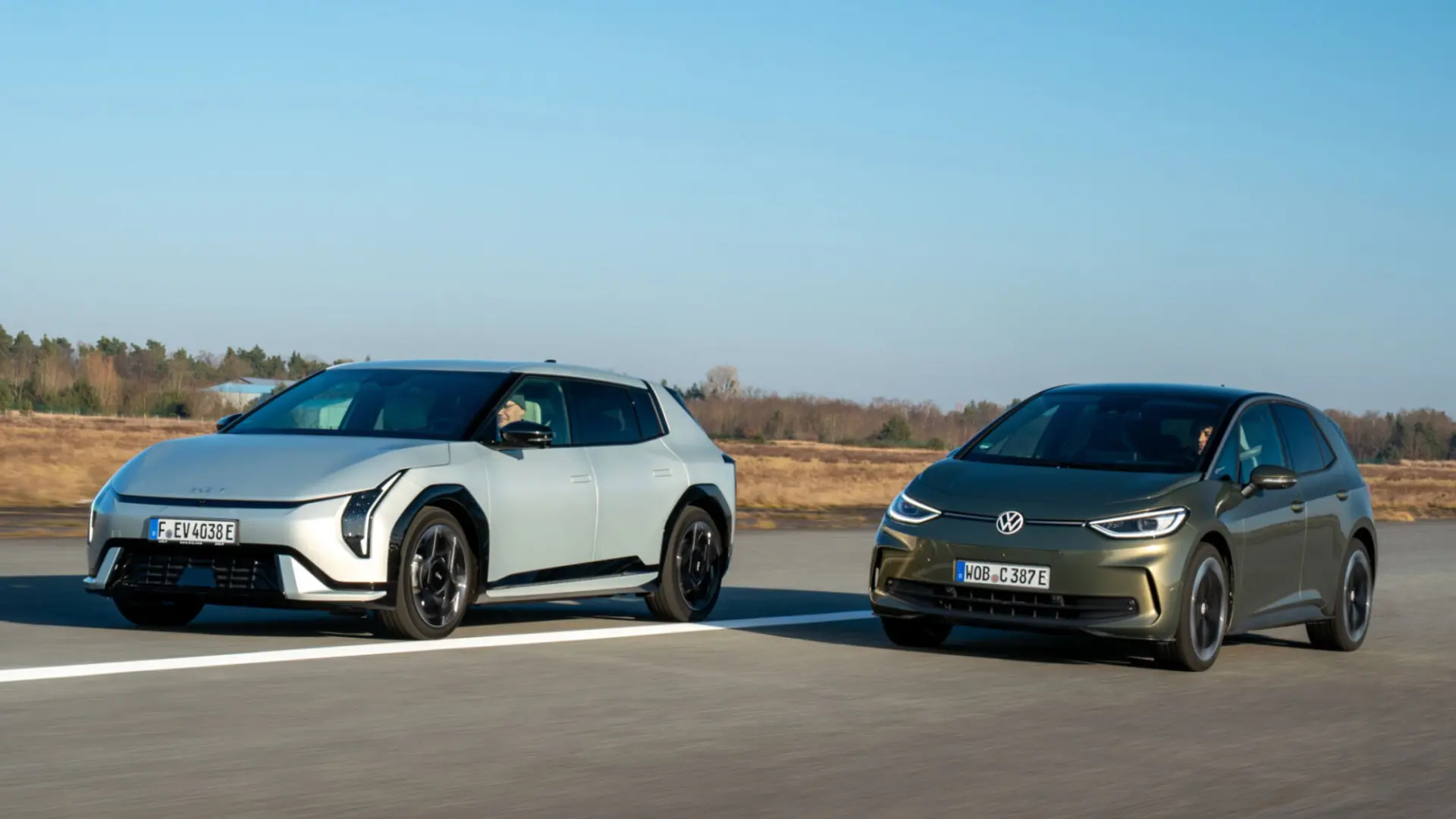 Kia EV4 et Volkswagen ID.3 côte à côte en comparaison de taille et design extérieur