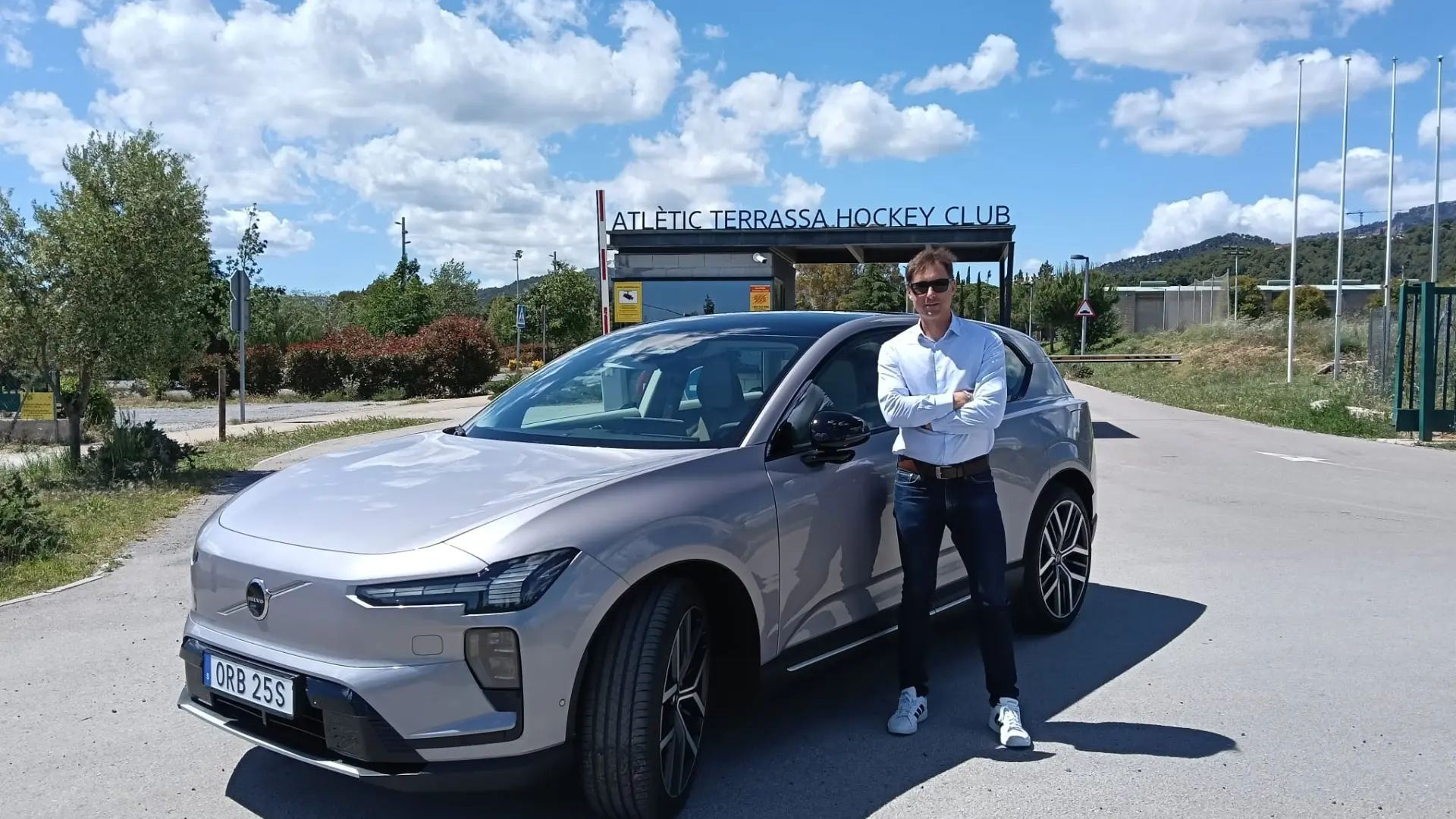 Volvo EX60 SUV électrique gris métallisé de profil, affichant son design aérodynamique scandinave