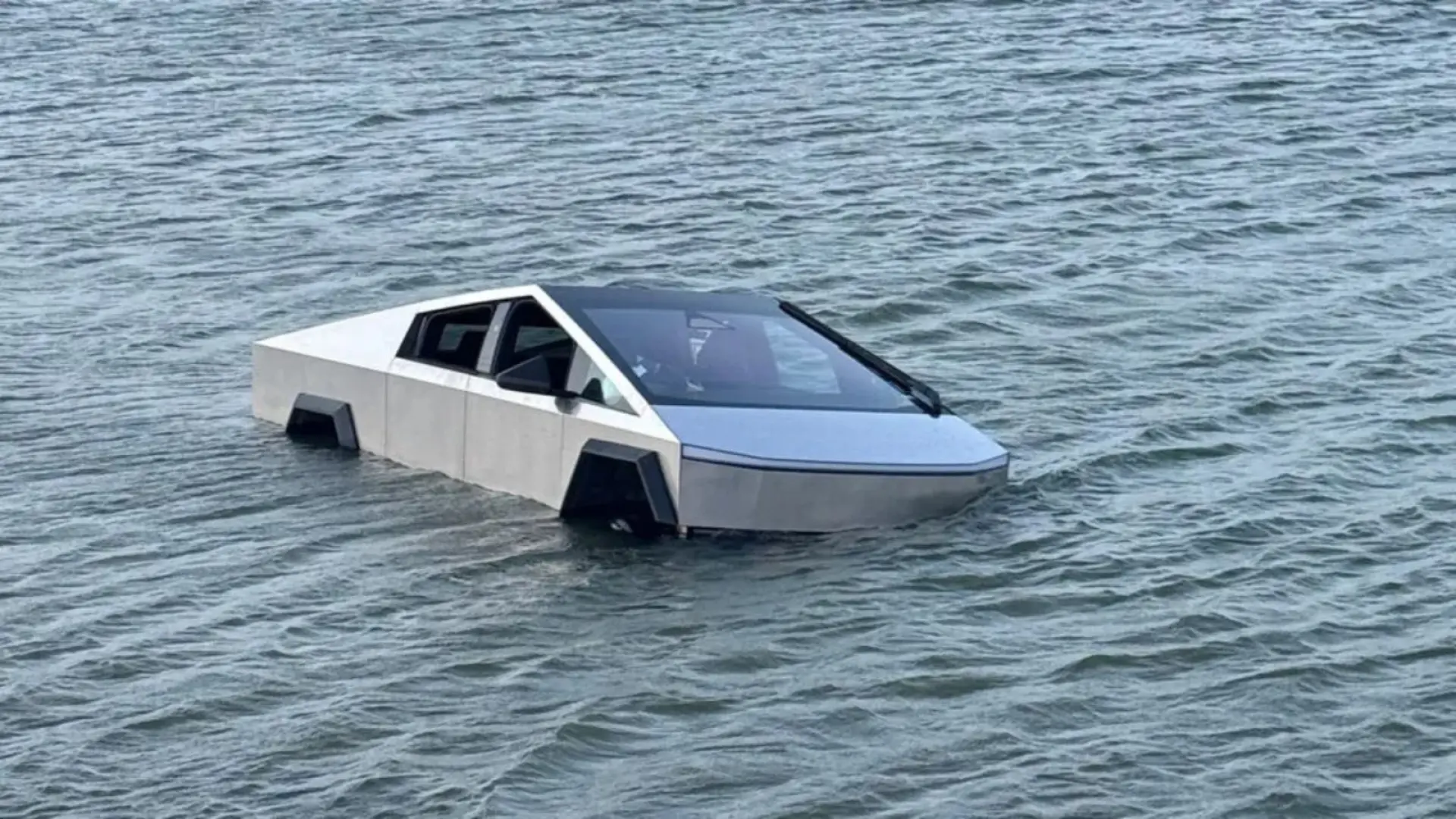 Tesla Cybertruck partiellement immergé dans un lac après un test raté du Wade Mode
