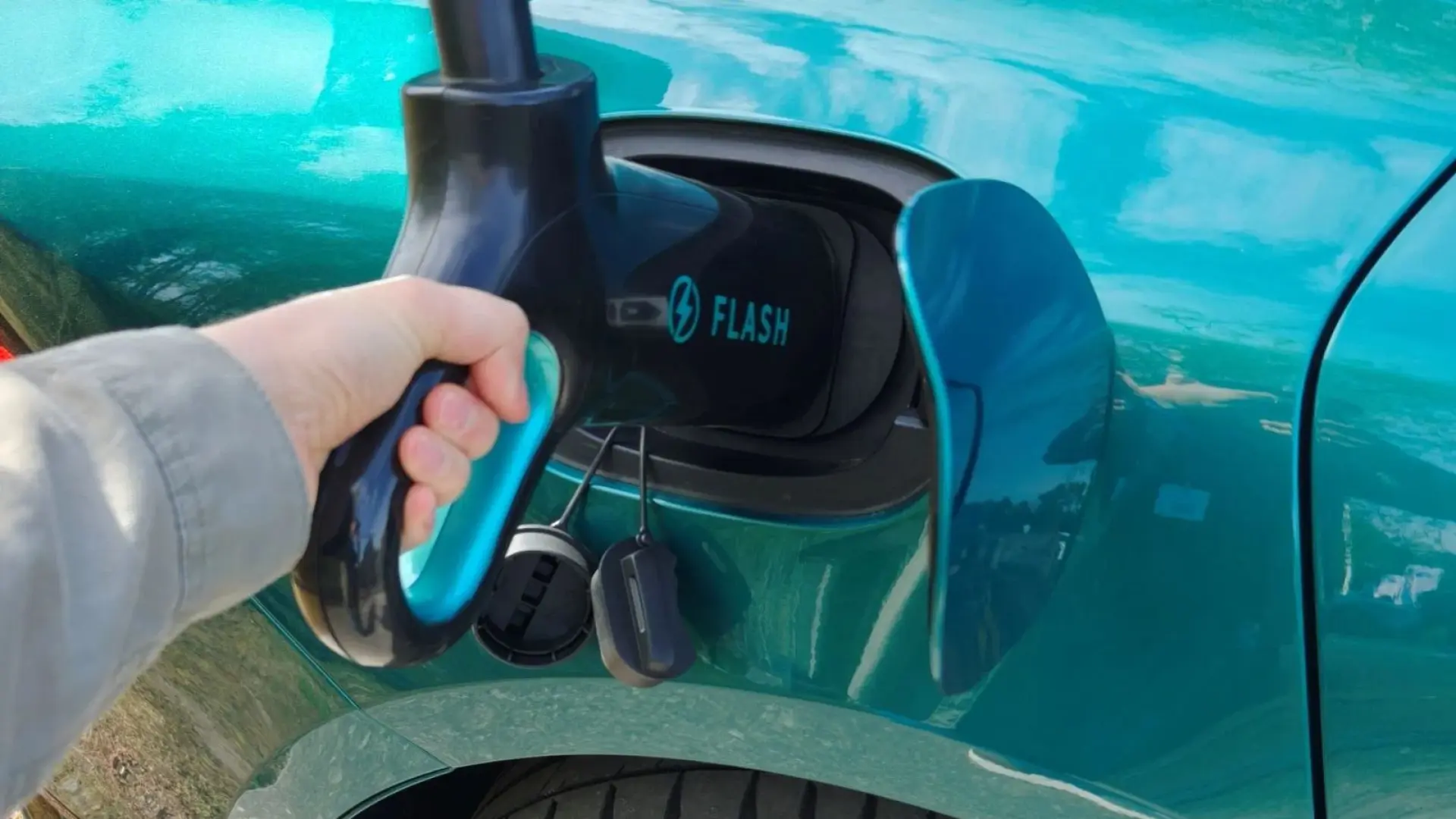 Borne de recharge ultra-rapide BYD Flash Charger de 1500 kW connectée à un véhicule électrique