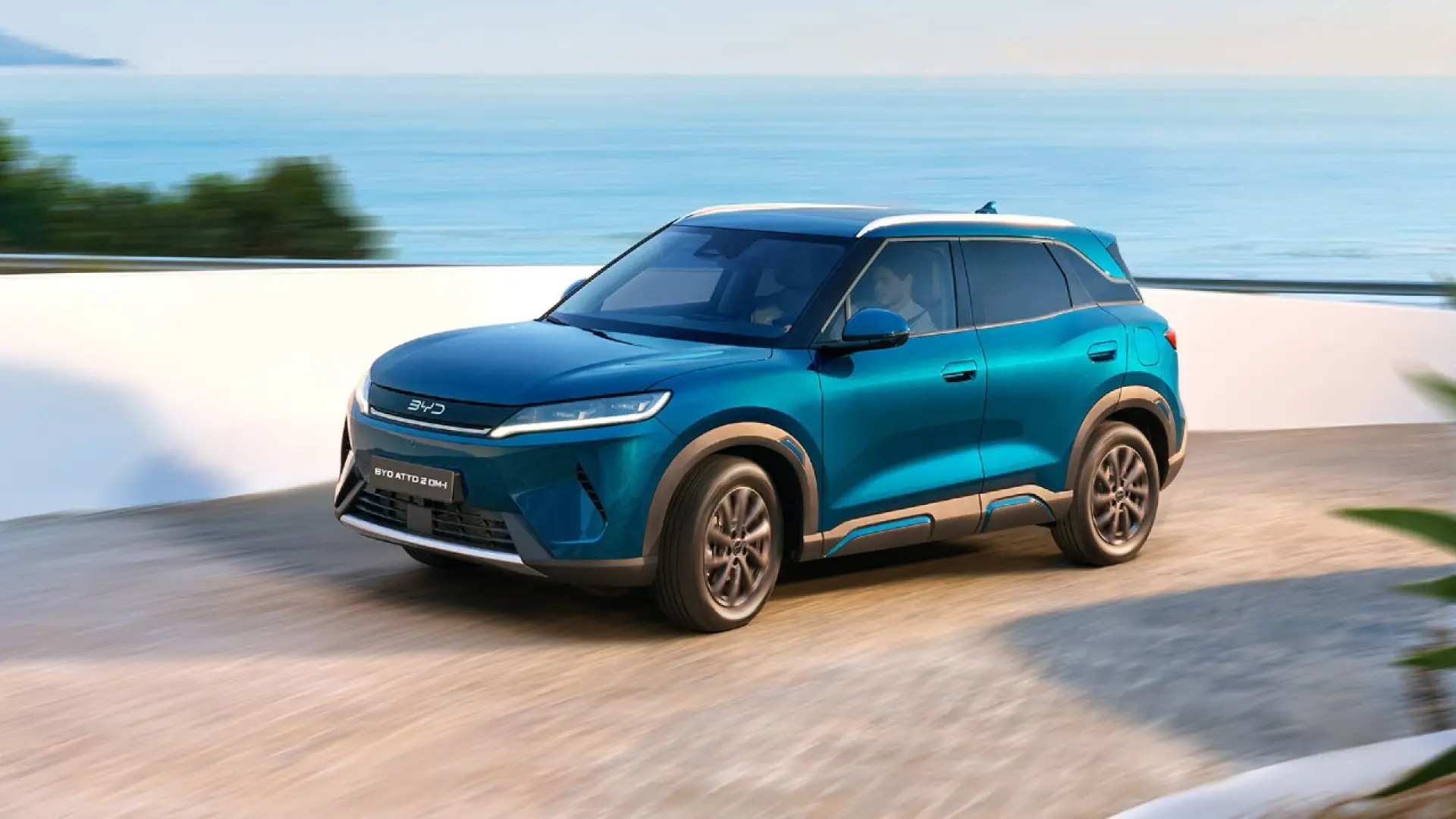 Voiture hybride rechargeable en charge sur une borne électrique, illustration du marché PHEV 2026