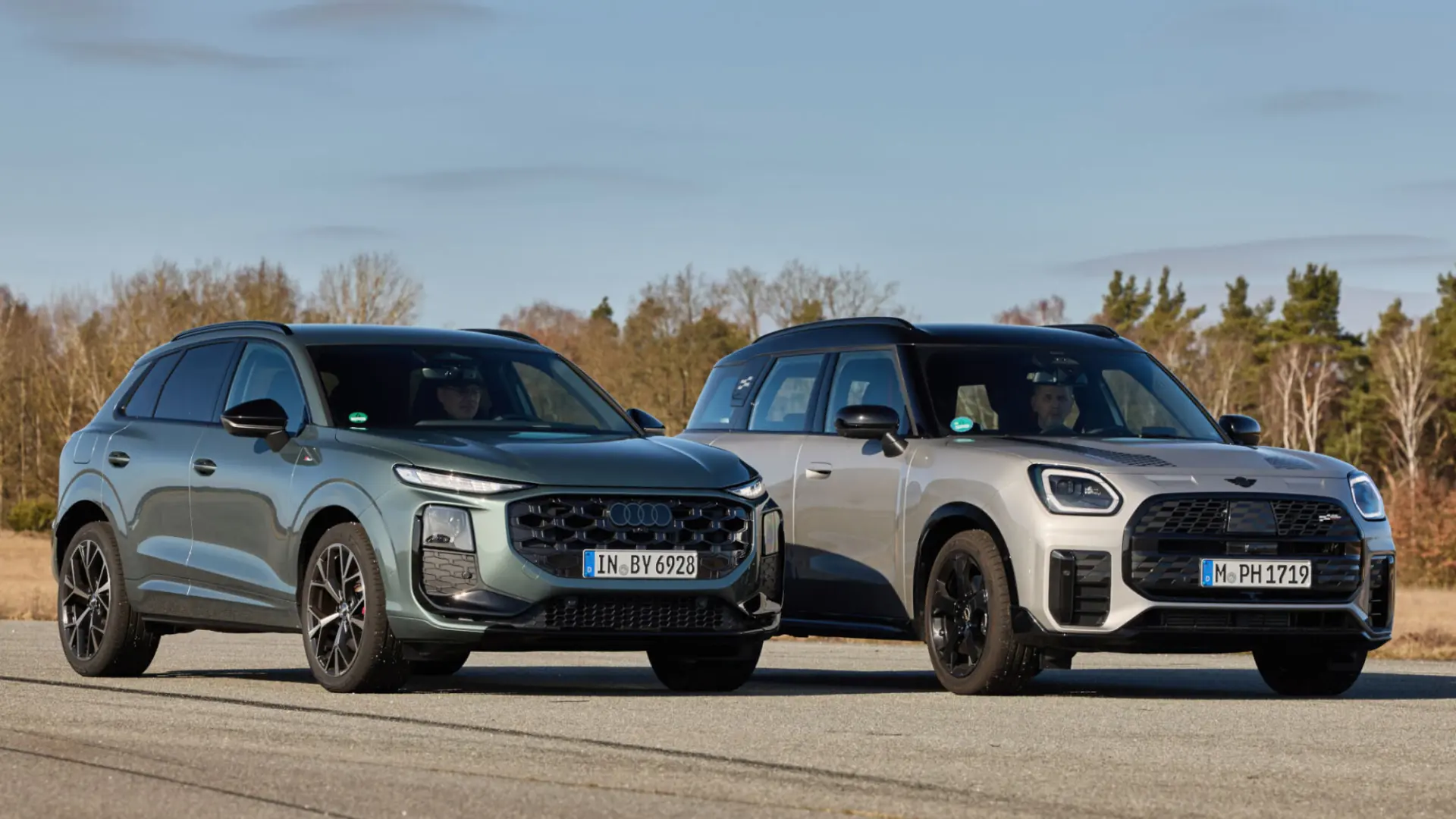 Audi Q3 quattro et Mini Countryman S All4 côte à côte en stationnement pour comparaison
