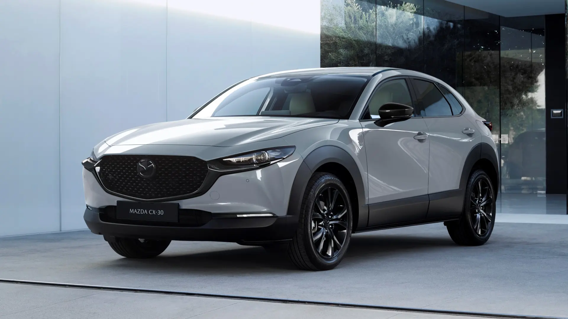 Mazda CX-30 2026 finition Homura Plus vue de trois quarts avant sur fond blanc