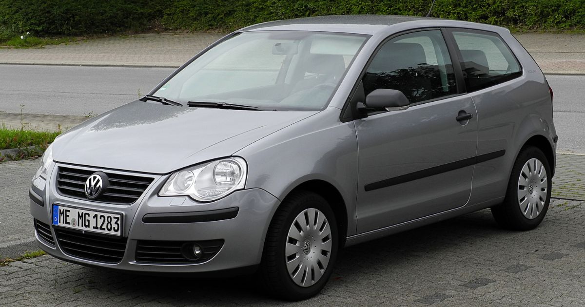Repeindre sa voiture à la bombe sur un parking : le bricolage qui peut coûter 750 € d'amende
