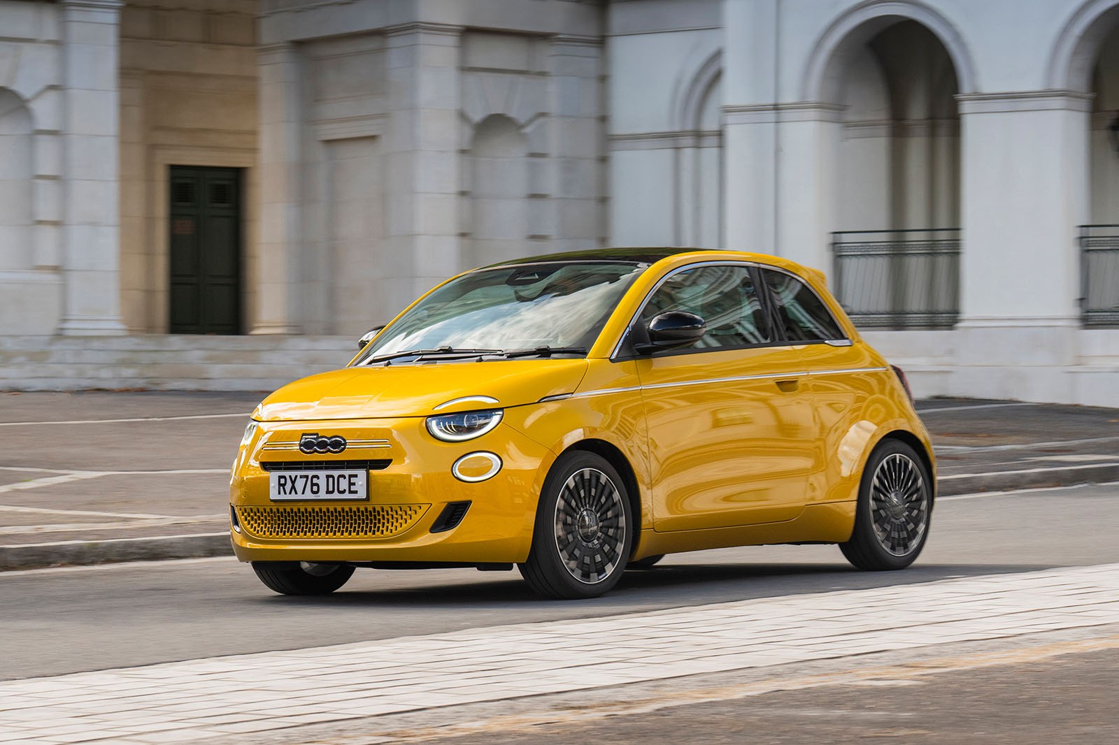 Fiat 500 Hybrid : l'habitacle de l'icône italienne à l'épreuve du quotidien